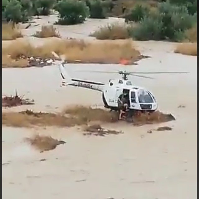 ScoutsFJustice's tweet photo. Gracias a la @guardiacivil062 ,a la @policianacional , a Protección Civil, a los bomberos, al ejército y a todos los ciudadanos que están dándolo todo, incluso arriesgando sus propias vidas, por ayudar a toda la gente que lo está pasando tan mal en estas inundaciones. Gracia… https://t.co/NIVJt9XYwX