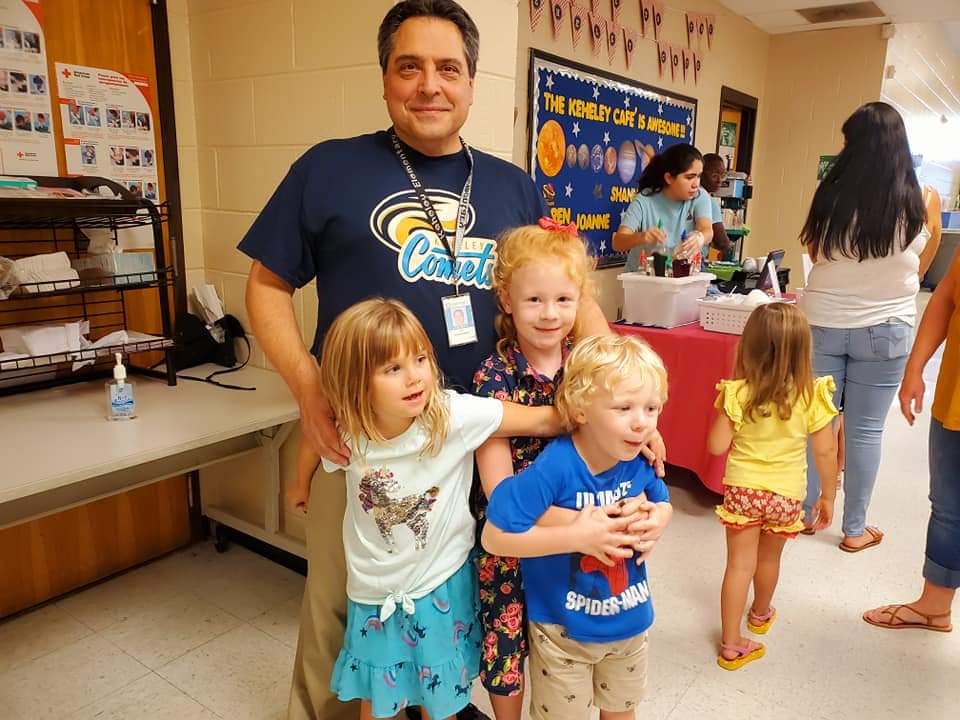 KeheleyMusic's tweet photo. Fun time @ Family Bingo nite...packed house!
World's only singing Bingo host  😎
@Tucker5Smith 
@KeheleyArt 
@KehCounselors 
@KES_Foundation 
@keheleycomets https://t.co/BF2gTQyLZF