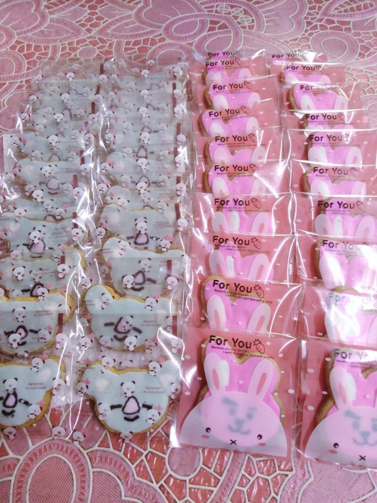 Beesuan2's tweet photo. Hi Armyyyyyyyy 💜💜
Done packing the cookies 😋💜
See u guys tmr at #GoldenMoonInPG #TheLightsofSeptember
Rmb find the RJ doll 😊💜 https://t.co/1pyx88hmgh