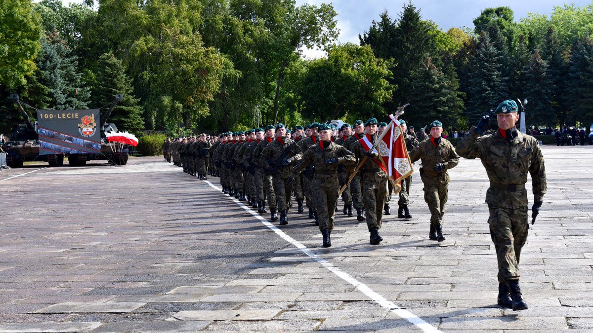 W sobotę, 14 września br., dowódca  #ŻelaznaDywizja, gen. @JGromadzinski w #Bartoszyce wziął udział w uroczystych obchodach 100. rocznicy utworzenia 16. Pomorskiej Dywizji Zmechanizowanej 🇵🇱 
#EasternFlank #18DZ #16DZ