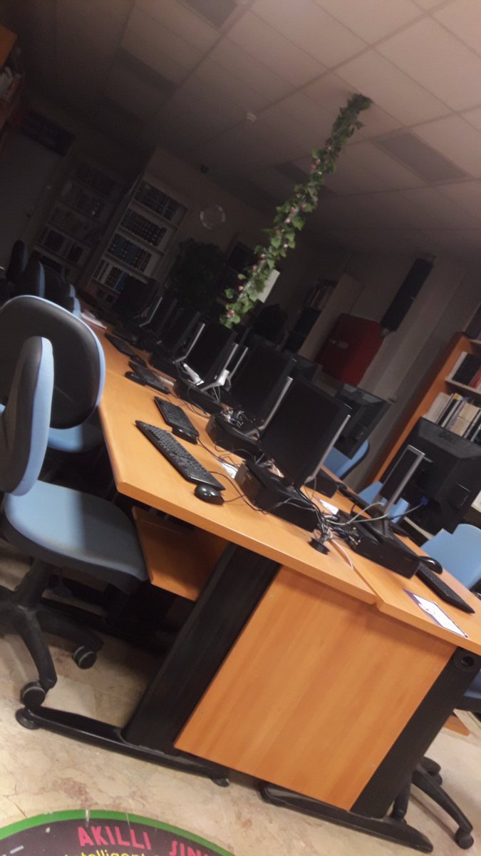 Eyy çomü nerdesin neyse siz geze durun ben kütüphanede nöbetteyim