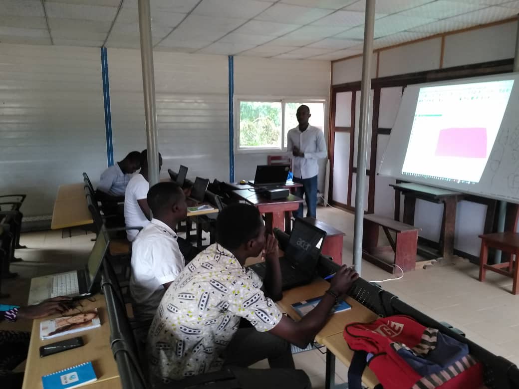 SIGMABENIN's tweet photo. Les membres de la cellule de #cartographie ont bouclés en ce jour là formation sur le georeferencement et la digitalisation cartographique.  Les prochains modules suivront sur l'analyse spatiale dans le logiciel #qgis https://t.co/AR86R2M0wF