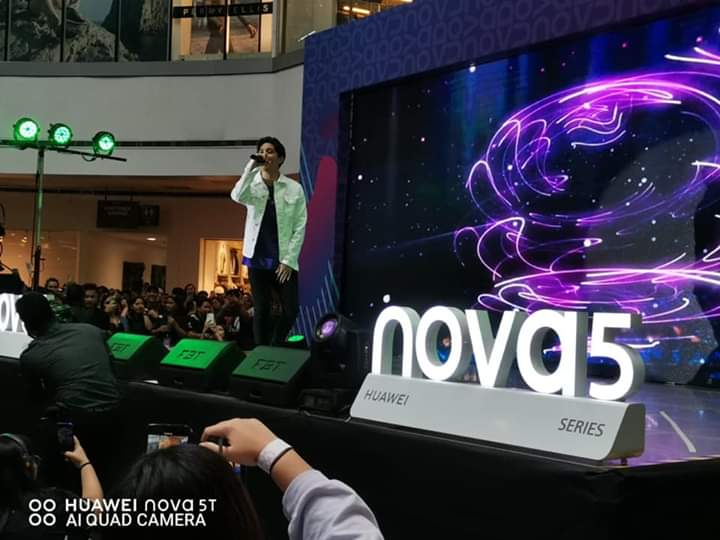WLJD_Alabang's tweet photo. Shout out to the amazing crowd at earlier's launch of Huawei Nova5t. 
Can't believe you are all impressed and happy as I am with this smartphone. Soon, I'll  hare more photos taken by my nova5T so stay tuned! 
©James Reid fb page

#Nova5TPHlaunch #REIDyfornova5TPH https://t.co/ZGxjRLNg2w