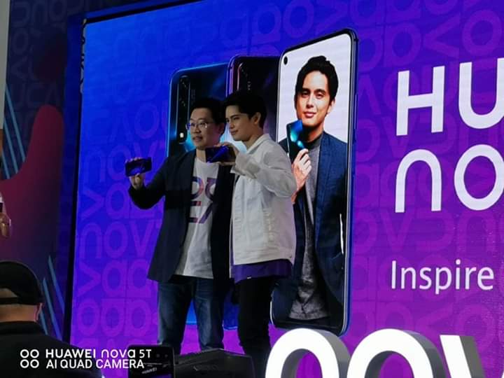 WLJD_Alabang's tweet photo. Shout out to the amazing crowd at earlier's launch of Huawei Nova5t. 
Can't believe you are all impressed and happy as I am with this smartphone. Soon, I'll  hare more photos taken by my nova5T so stay tuned! 
©James Reid fb page

#Nova5TPHlaunch #REIDyfornova5TPH https://t.co/ZGxjRLNg2w
