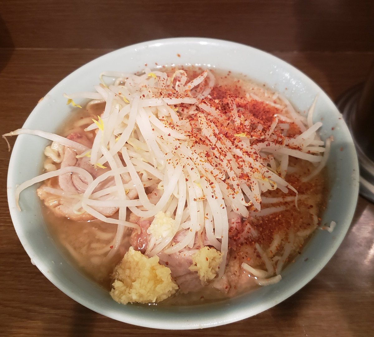 清水ゆうき ラーメン二郎jr西口蒲田店 小豚ラーメン 0円 麺 細くて柔らかい 一応二郎っぽい味はする スープ 甘味なし 醤油の尖った塩辛さが直撃 謎の酸味 ブタ 柔らかく唯一評価できる ヤサイ 量は少なく 味がしない 評価変わらず 全店舗