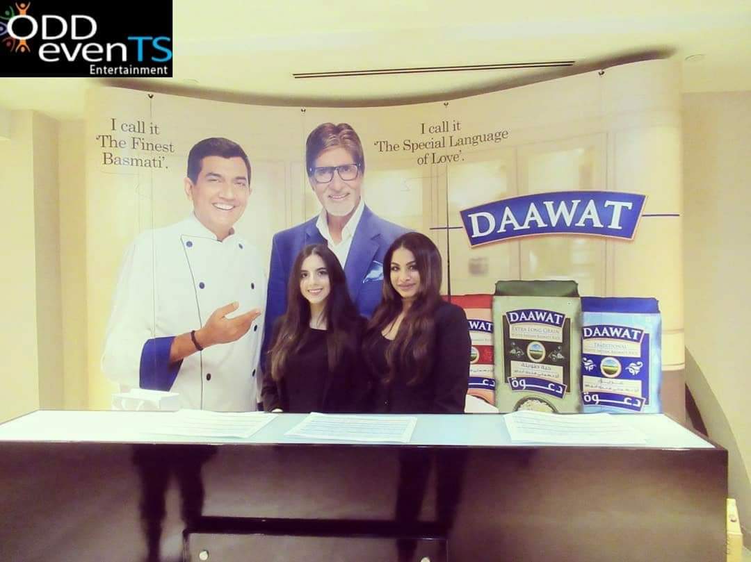 teamoddevents's tweet photo. Spread love with Smile! 

#amitabhbachchan #daawat #sanjeevkapoor #hostesses @DaawatFinest @DaawatriceKE https://t.co/Yn8pF29hVB