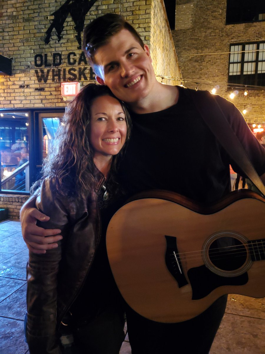 rkcountrygirl's tweet photo. Finally ! ๐ @raleighkeegan great to see you! Crossing my fingers for you and your show tomorrow!! Chat soon! #Imnotthatshort #hesthattall
๐ธ @MollyM81 https://t.co/nvrXJxzuGv