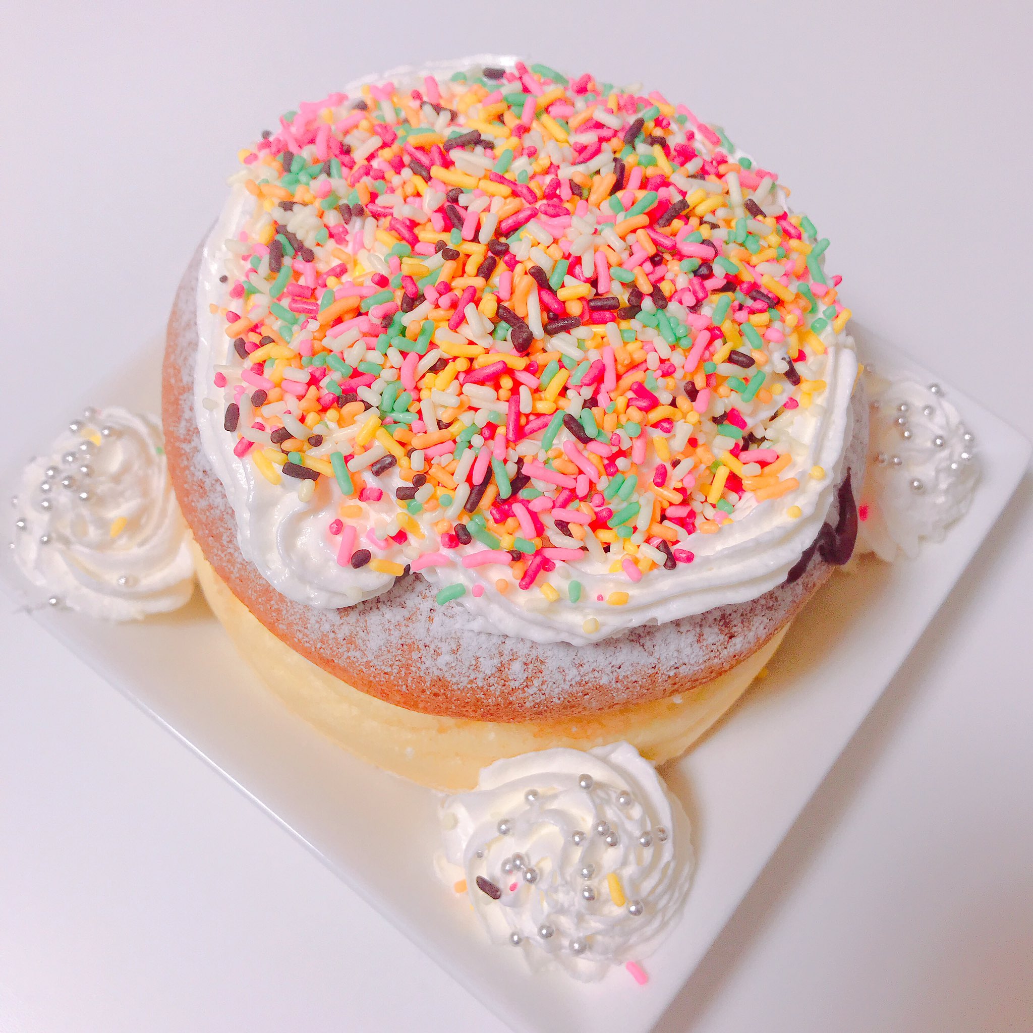マヒルデザフェス両日お手伝い 昨日のカヲルくんケーキはカラースプレーまみれにして食べた T Co Rtglcvrfwe Twitter