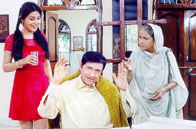 Jaana Na Dil Se Door (1998)Feat. Dev Anand, Indrani Banerjee, Rajeshwar, Kamini Kaushal,  @tabassumgovil Moushumi Chatterjee, Vijay Arora, Reema Lagoo, Maya Alagh and  @Mohnish_Bahl.Some footage from the shoot The film remains completed and unreleased.