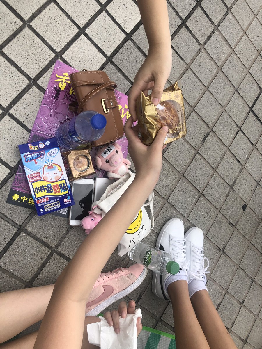 LeongWaiKitCNA's tweet photo. Moon cakes being passed around at a secondary school student-organised rally at Edinburgh Place in Hong Kong. Earlier, an elderly lady offered to spray those around her with some fragrant cooling agent https://t.co/otb6qZdWQ3