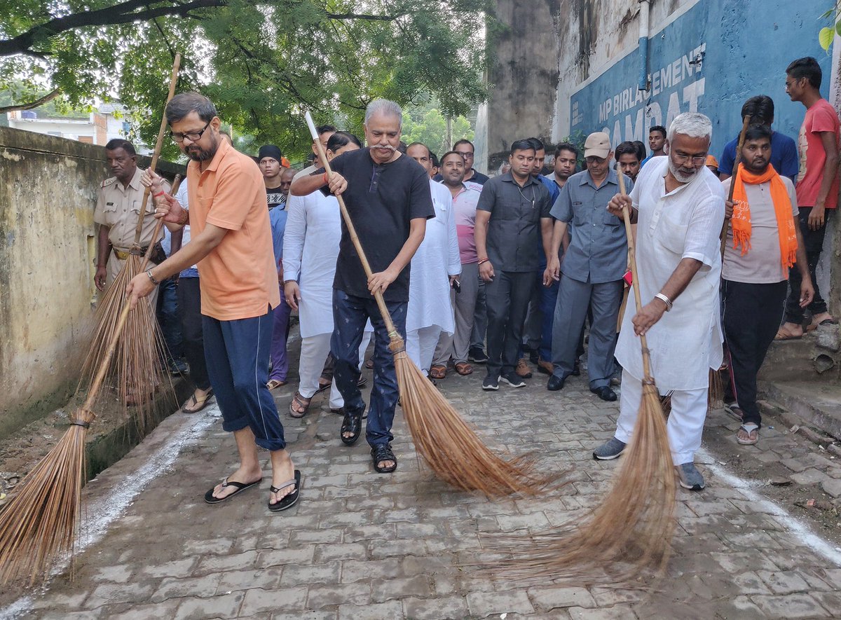 BJP4UP's tweet photo. प्रधानमंत्री श्री नरेंद्र मोदी जी के जन्मदिन 17 सितंबर के उपलक्ष्य में 14 से 20 सितंबर तक अभियान #SevaSaptah चलाया जाएगा। भाजपा प्रदेश अध्‍यक्ष श्री @swatantrabjp ने अभियान के अंतर्गत हमीरपुर के नौबस्ता में स्थित शहीद पार्क की सफ़ाई कर शहीदों की प्रतिमाओं पर माल्यार्पण किया। https://t.co/HeKghIgoov
