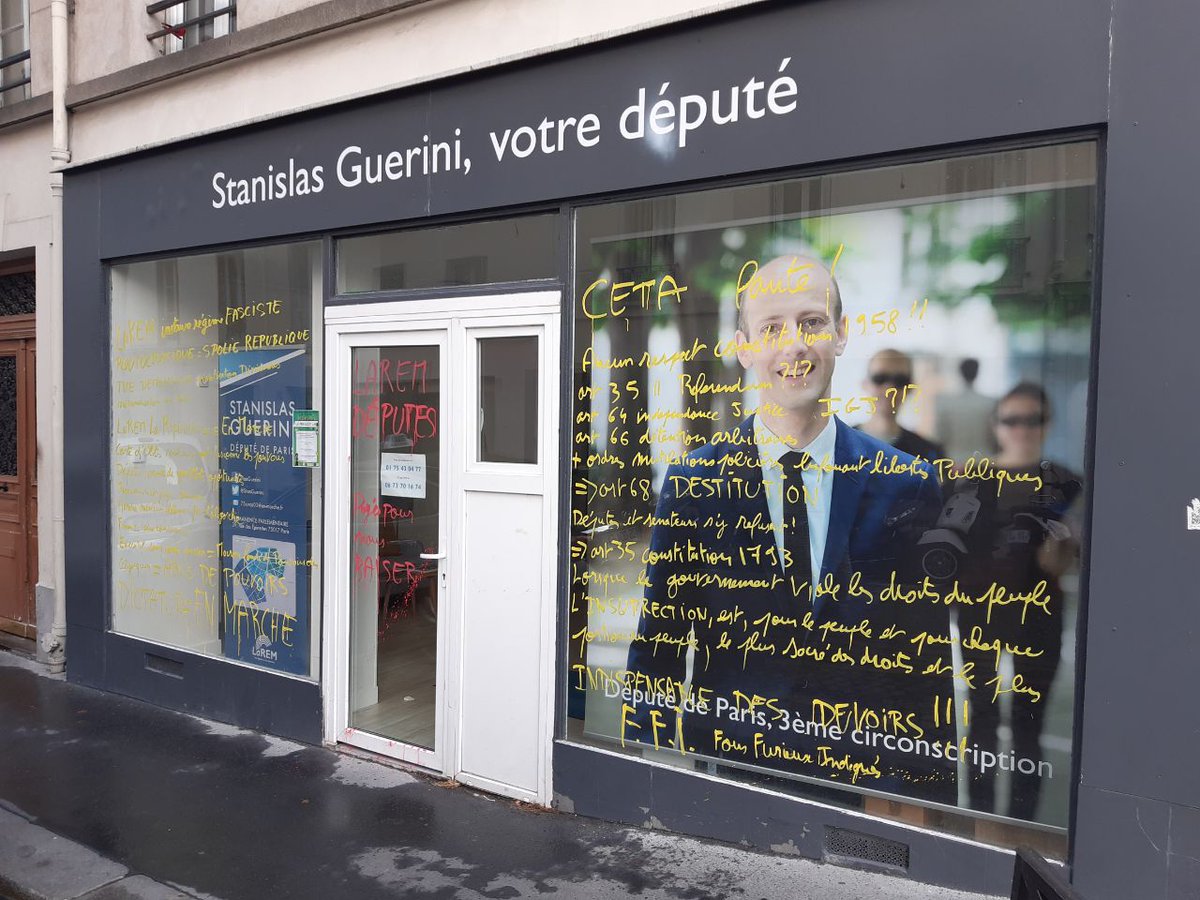 jeromedubus's tweet photo. Nouvelle dégradation de la permanence @StanGuerini a #Paris17 Des individus qui se complaisent dans le saccage et la dégradation et qui refusent le dialogue @LaREMParis17 @Constructif75 @LaREMParis @EmmanuelMacron @EnsembleEMacron @enmarchefr https://t.co/s7sE9RzZu8
