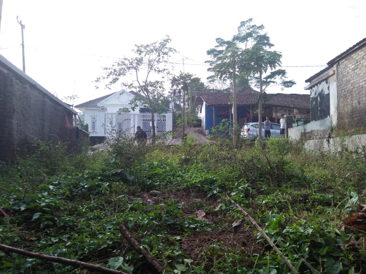 BudeSumiyati's tweet photo. Bude sudah membeli tanah dari tabungan hasil menyisihkan sebagian pendapatannya, tanah tersebut yang rencananya untuk membangun masjid. Jadi bude yang beli tanah, kalian yang bantu membangun masjidnya https://t.co/BL183JVhS2