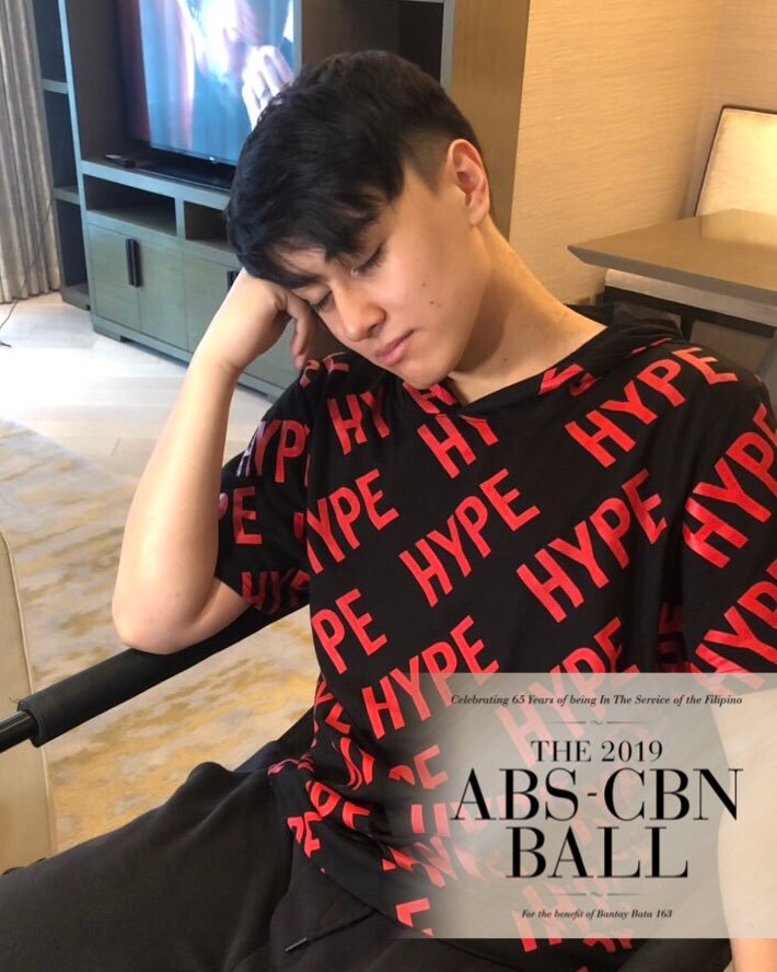 flyer_chavz's tweet photo. May,kalooy ni Dodong Edward oh! Baka naman..Medyu malaki naman yung bed mo!Haha,charot!😂

@maymayentrata07 @Barber_Edward_ 
#MaymayEntrata #EdwardBarber #MayWard

#RoadToABSCBNBall #ABSCBNBall2019 https://t.co/En8PjG7lsp
