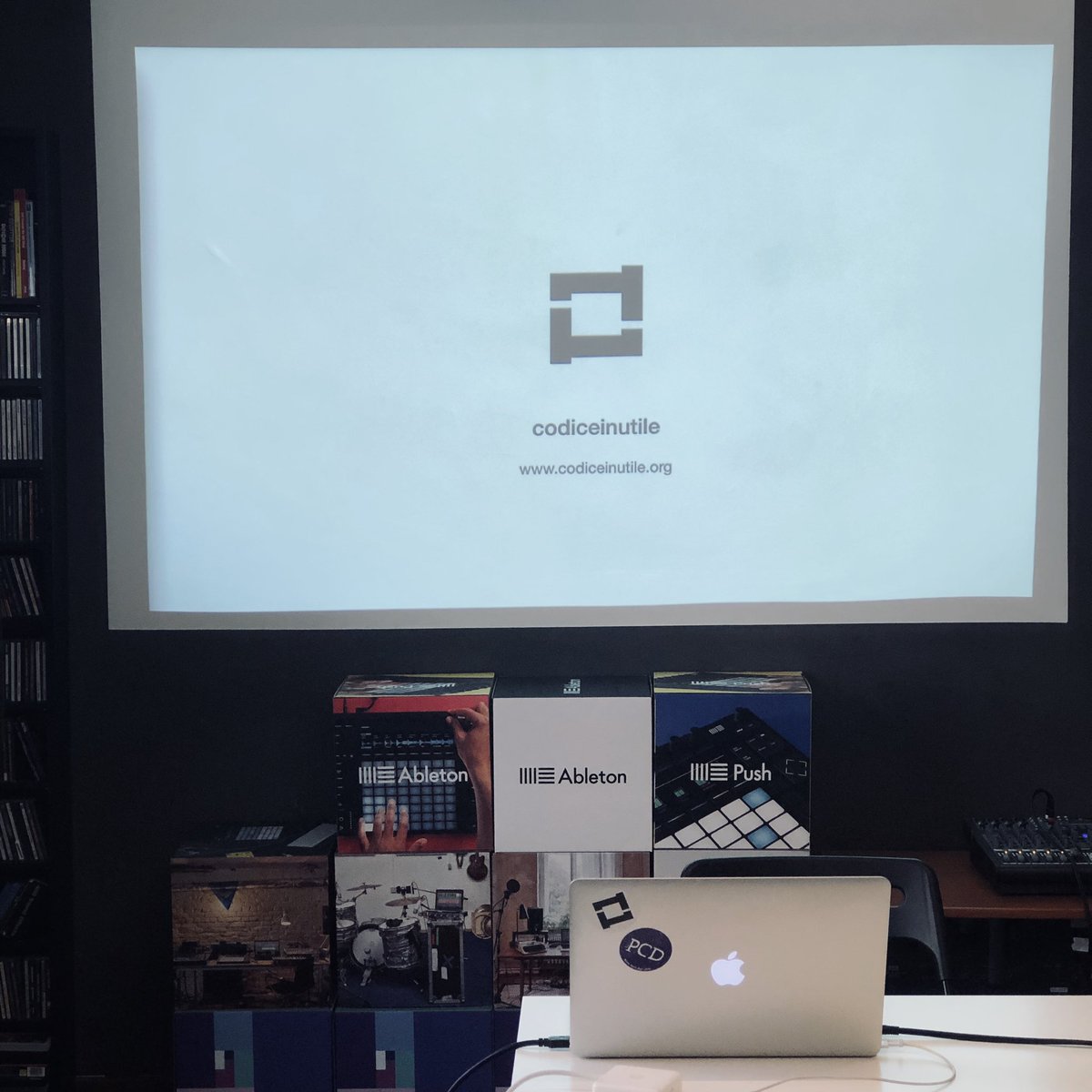 Altre novità in arrivo ma oggi ci concentriamo sull’arte generativa con il nostro workshop.

Grazie <a href="/aloudverona/">Aloud College</a> per l’ospitalità e <a href="/interzona_aps/">Interzona APS</a> per l’organizzazione. #startingthesix #workshop #artegenerativa #generativeart