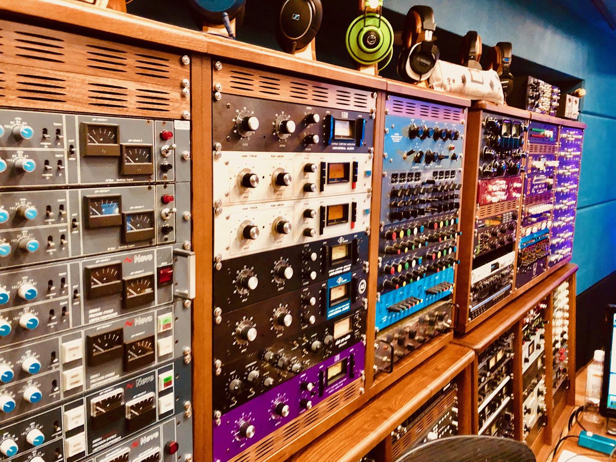 Zato_Nakacchi's tweet photo. 四谷に新規オープンしたstudio GOLDに遊びに行ってきました⛵️
楽器や機材が充実していて夢のような環境です✨
嗚呼このままここで眠りに尽きたい...👼
#studioGOLD #NKsound https://t.co/ee67Sz23B5