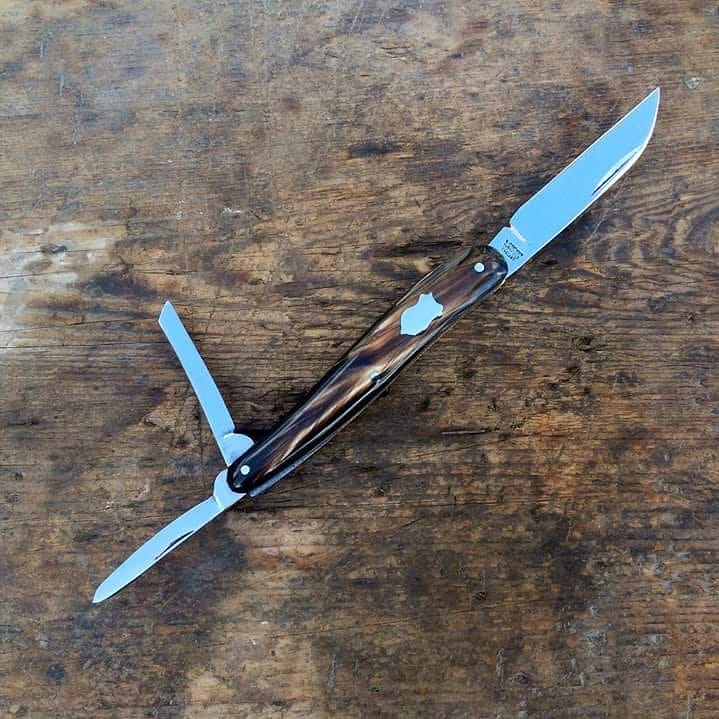 3 blade whittler buffalo horn handle with nickel silver pins and shield.
#Sheffield #tool #knife #Buffalo #handmade #maker #sheffieldissuper #SouthYorkshire #traditional #edc #cutler #sheffieldmade #crafts #design #craft