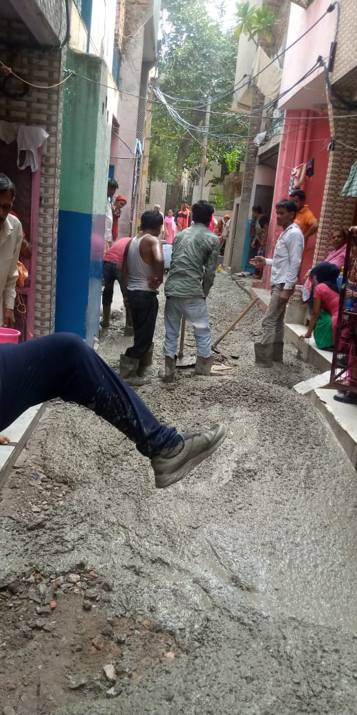 AAPDelhi's tweet photo. #विधानसभा_मंगोलपुरी में विधायक @rakhibirla द्वारा लगातार विकास कार्य हो रहे हैं।
आज वार्ड-55 के #S_block में RMC की गलियों का निर्माण। https://t.co/zU5gfO96m3