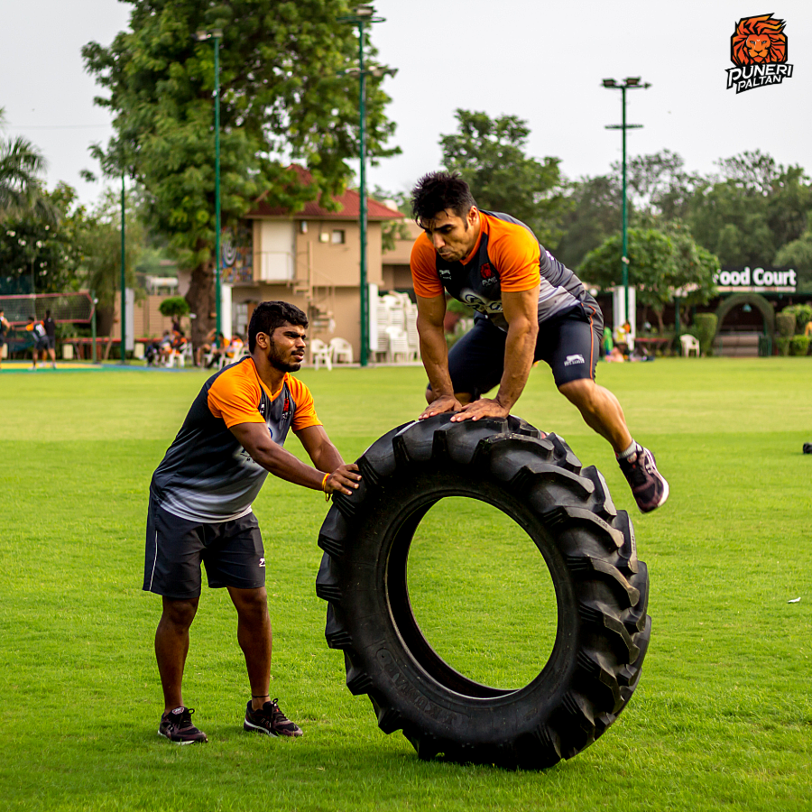 PuneriPaltan's tweet photo. Bringing to you the #HighJumpChallenge by our #BhaariPlayer Emad.
.
.
.
.
#BhaariPaltan #puneripaltan #gheuntak #pune #VivoProKabaddi #IsseToughKuchNahi #pkl #pkl7 #prokabaddileague #lepanga https://t.co/0QPbMlY0Bj