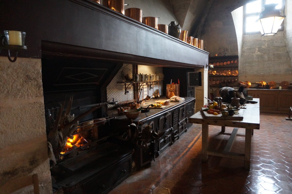 騎空士鮫ミン先生 中世とか近世のキッチン食卓はこんな感じ これがジビエやぞ