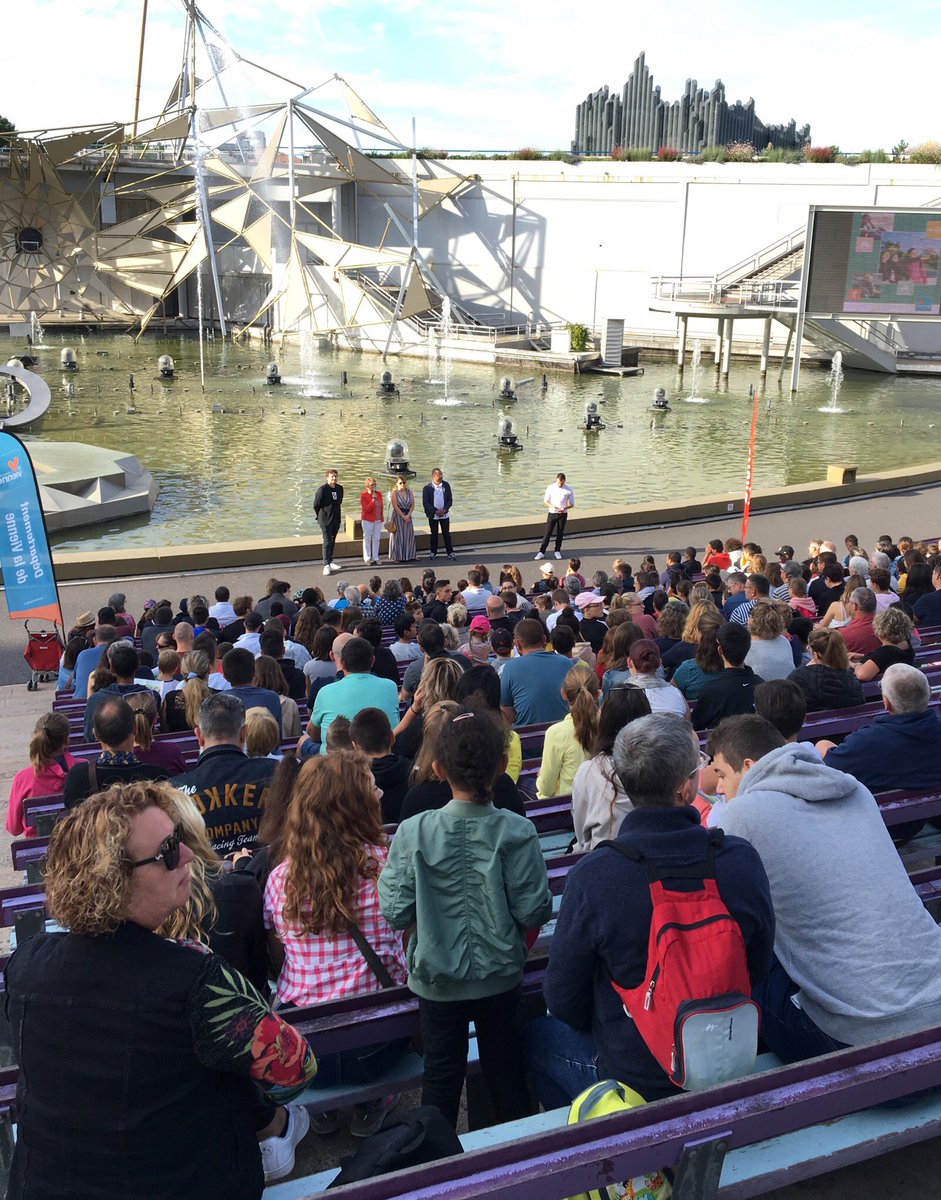 departement86's tweet photo. [#Enfance] @RMBERTAUD accueille 800 enfants placés en famille ou en établissement de la #Vienne «La protection de l’enfance est une priorité pour le #Département86. Cette journée au @futuroscope est notre cadeau de rentrée pour les enfants, les familles et les encadrants» https://t.co/hanHge9k7y