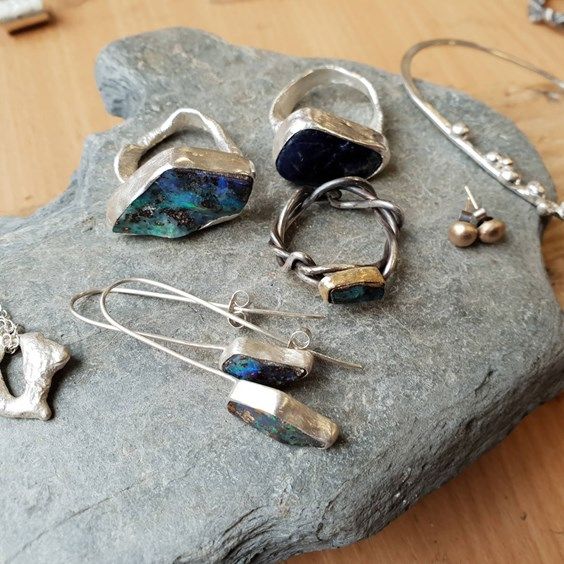 Kernowcraft's tweet photo. We chat to @sparkledrew a #StAustell based jeweller creating sustainable and eclectic jewellery using driftwood, sea glass and plastic. Find out more about Sarah's jewellery making workshops in #Cornwall &amp; eco-friendly designs here: https://t.co/IS5TlFAgYj https://t.co/fYmSU6BkIG
