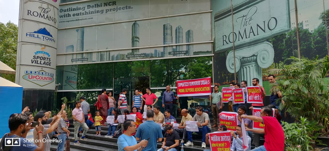 Devyanshu89's tweet photo. Shri @mlkhattar @Rao_InderjitS @Secretary_MoHUA @MoHUA_India @narendramodi
Please help us we are doing protest we are suffering with anxiety and depression please help the common man. These builder is cheating everyone @mohitarora1
Chor hai....#Supertechchorhai #sec68Azalia https://t.co/Go9QvLrPuO