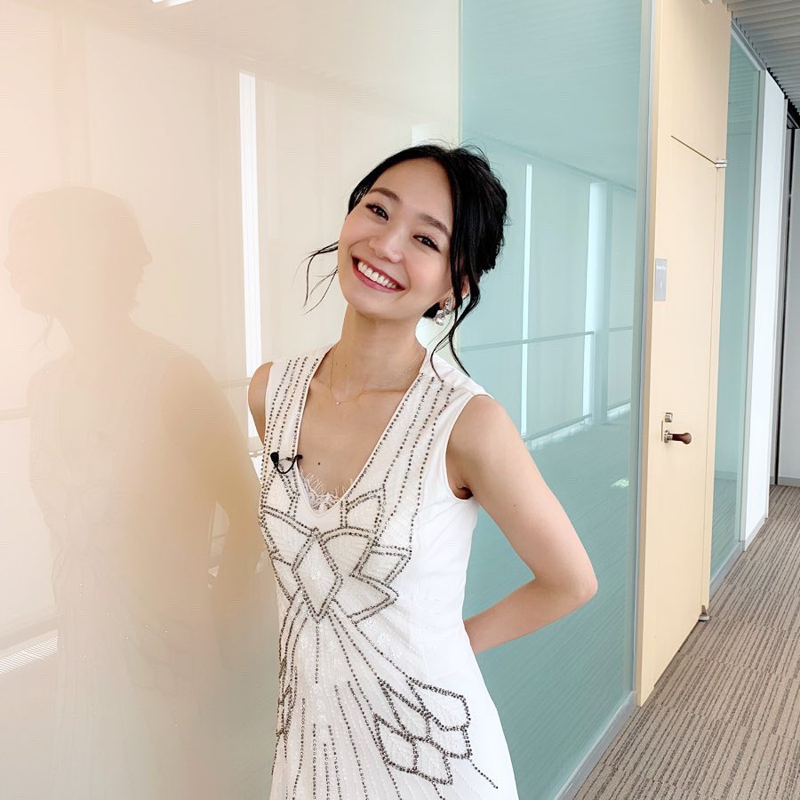 緑川静香 それって 実際どうなの課 衣装です スタジオ衣装 Tory Burch Manoro Blahnic ロケ衣装 Snidel フリマ1日目 Spiralgirl ノーブランドでタグもありませんでした しまむらとかだった気が すいません フリマ2日目 トップス