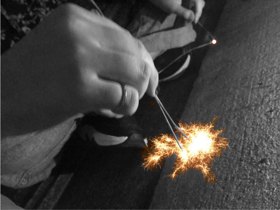 y_kmp's tweet photo. 花火もたのしかったー！ 一度に2本以上火つけるのは物騒 https://t.co/isYHo6ePBR