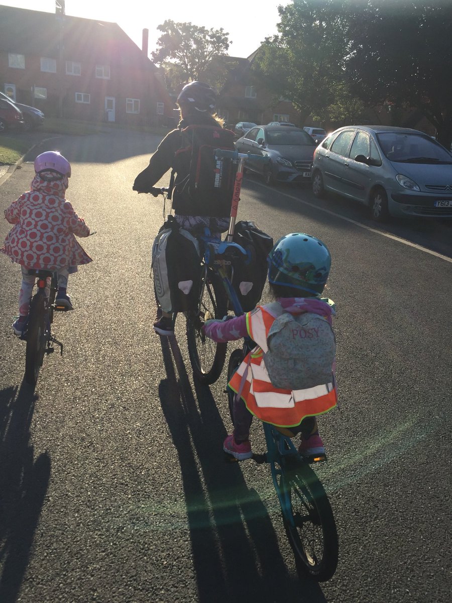 ChiYoungGreens's tweet photo. This is what it looks like for a #carfree family travelling to compete in #brighton #Triathlon this weekend @alexphillips @SussexLifeMag @BBCSussex Proud of my girls - first ever #tri https://t.co/FnTvv4aiyI