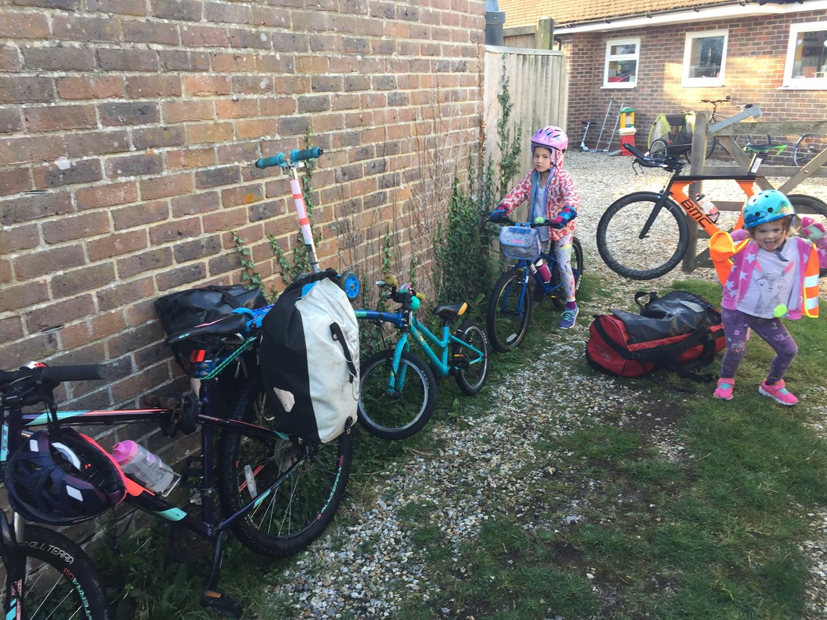 ChiYoungGreens's tweet photo. This is what it looks like for a #carfree family travelling to compete in #brighton #Triathlon this weekend @alexphillips @SussexLifeMag @BBCSussex Proud of my girls - first ever #tri https://t.co/FnTvv4aiyI