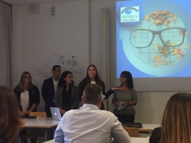 DigitoolsMilano's tweet photo. Bella serata di presentazione dei project work su Ottica Cocchi SA Bellinzona  dei 4 gruppi degli studenti del corso di Digital Marketing della Società degli impiegati del commercio - Sezione Ticino. Complimenti a tutti gli studenti! https://t.co/AP7tHDIEdf