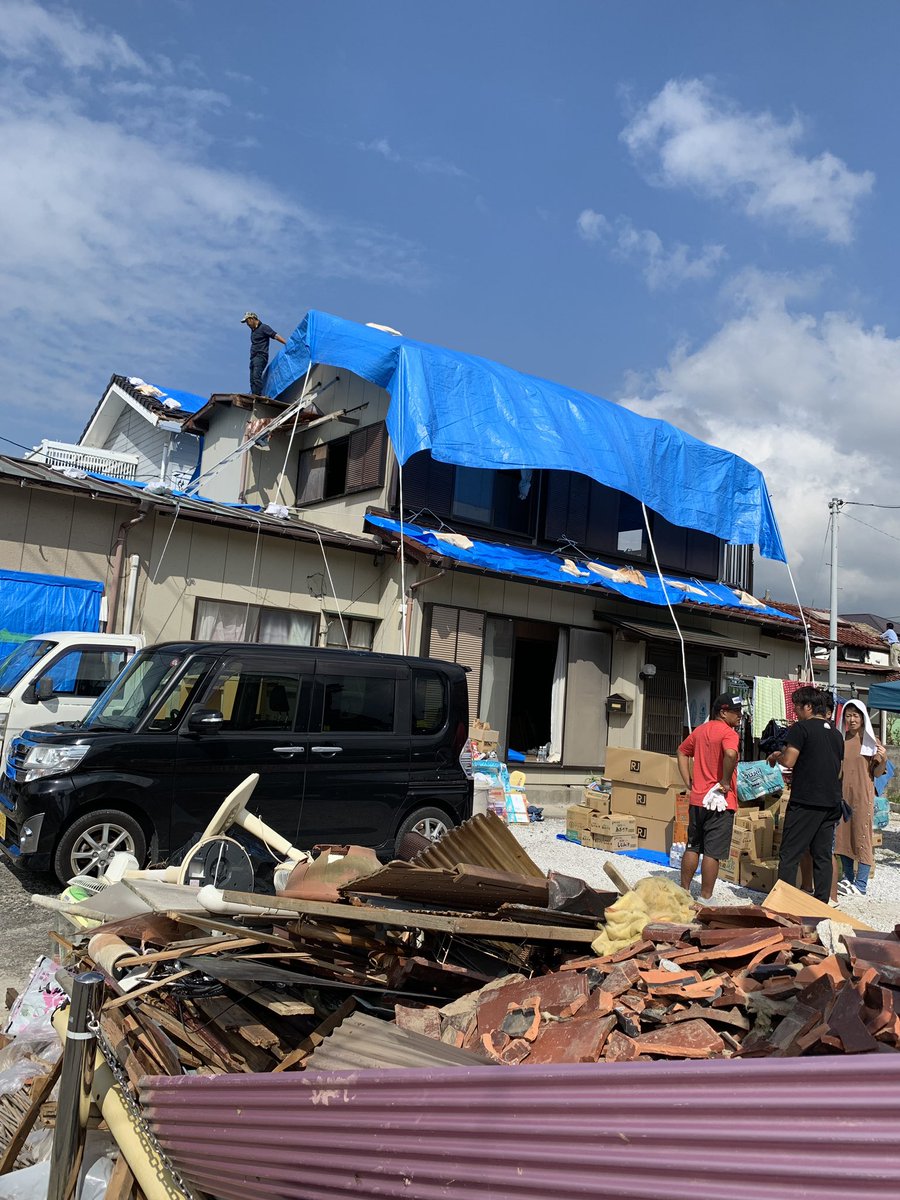 misakism13's tweet photo. ガラにもなく千葉県の被災地を支援しにきました

屋根が崩壊してる家も多く、今だに電気が使えない地域もあった
現地の人達が一生懸命に復興作業をしている姿をみて心が痛くなった

富裕層の諸君
一度でいいから現地を見にいって欲しい、そして贅沢する金の一部でもいいから復興支援にあててください。 https://t.co/xXiC3XSG4G