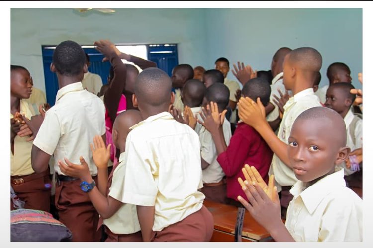humane_official's tweet photo. #KitUpAChild is a project committed to bringing a meaningful change to our society through education,build a policy to rekindle the love for education and build a resilient society for all.
This will enable the less privileged, Orphans, wayfarer, vulnerable and Mankind. #Thread https://t.co/V1knxr7k10