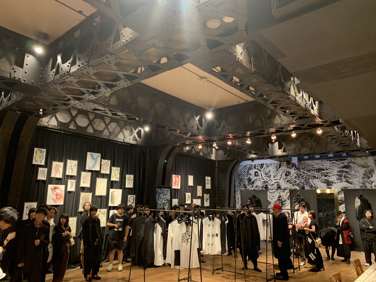 Nobi Hayashi 林信行 ヨウジヤマモト青山本店では アートインスタレーション Yuuka Asakura For Yohji Yamamoto を開催し 14日 土 は 17 00より アートワークを展示する画家 朝倉優佳氏がご来場 ちょっと出遅れてしまった Fno T Co Nobi Hayashi 林信行 ヨウジヤマモト青山本店では アートインスタレーション Yuuka Asakura For Yohji Yamamoto を開催し 14日 土 は 17 00より アートワークを展示する画家 朝倉優佳氏がご来場 ちょっと出遅れてしまった Fno T Co