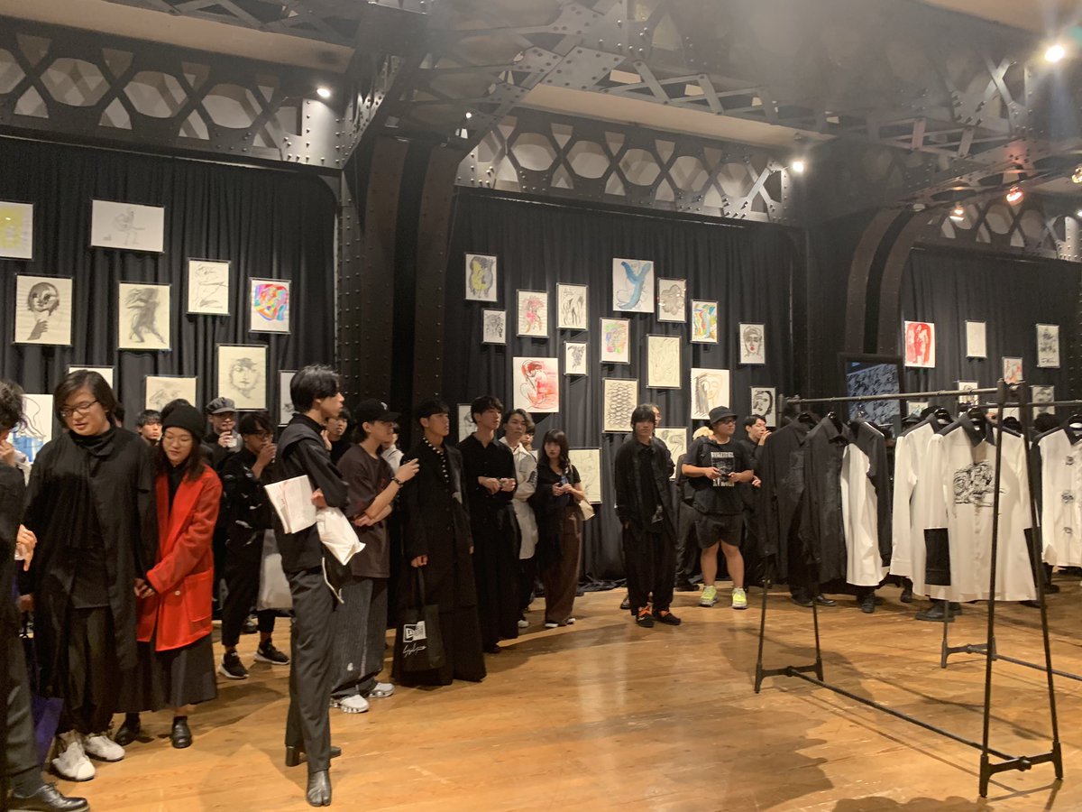 Nobi Hayashi 林信行 ヨウジヤマモト青山本店では アートインスタレーション Yuuka Asakura For Yohji Yamamoto を開催し 14日 土 は 17 00より アートワークを展示する画家 朝倉優佳氏がご来場 ちょっと出遅れてしまった Fno T Co Nobi Hayashi 林信行 ヨウジヤマモト青山本店では アートインスタレーション Yuuka Asakura For Yohji Yamamoto を開催し 14日 土 は 17 00より アートワークを展示する画家 朝倉優佳氏がご来場 ちょっと出遅れてしまった Fno T Co