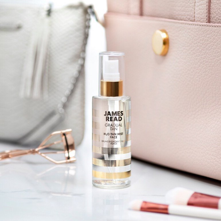 Heading off to London fashion week? Glow on the go with my H2O Tan Mist Face. ⠀⠀⠀
⠀⠀⠀⠀⠀⠀
Simply pop it in your bag, spritz to refresh and add a beautiful natural glow to the skin. 👜 #LFW

bit.ly/H20TanMist