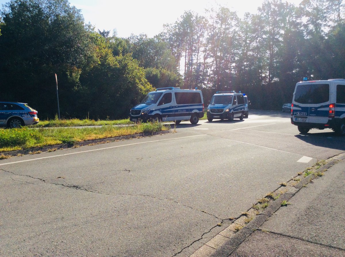 PolizeiTrier's tweet photo. Der Demonstrationszug setzt sich jetzt an der FH #Trier in Bewegung. @eintrachttrier @tuskoblenz #tussve https://t.co/JH5JBEkBhn