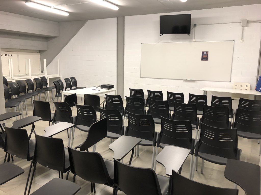 geieguni's tweet photo. Tot preparat per les 12:30, quan l’@EstherDeltor (@eatyourlimits) ens parlarà de nutrició esportiva amb la xerrada “Alimenta el teu bàsquet”. Entrada lliure a la sala sota les grades del pavelló Lluís Bachs. Us hi esperem! https://t.co/KpekTskiBW