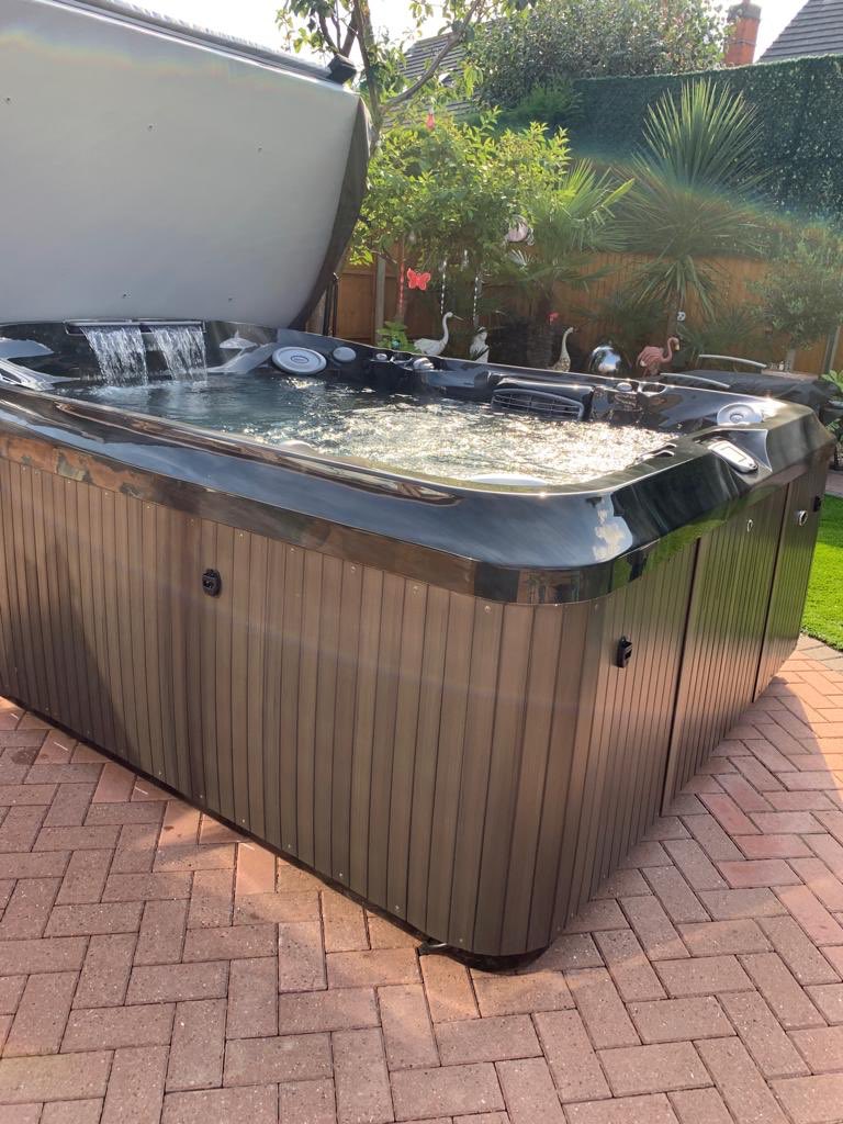 Th Valiente regional biggest hot tub collar Vandalir Gracias