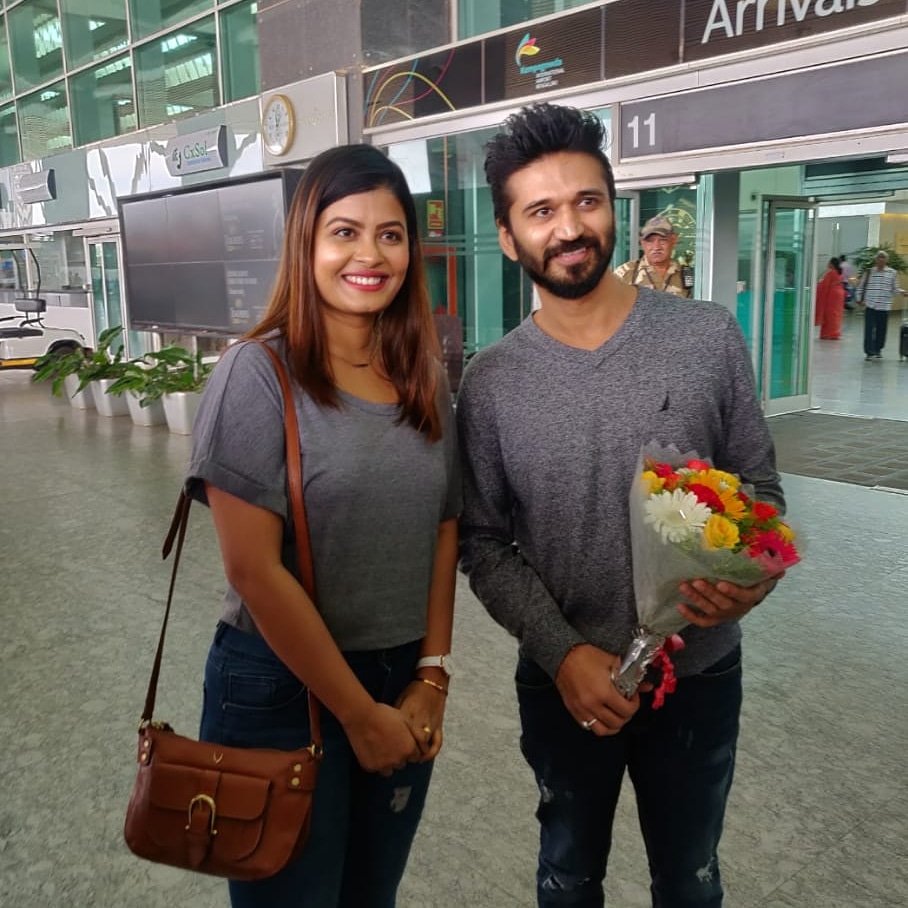 Winner of #aromaofmusic, Anupa receiving Amit Trivedi at the airport. 
There is more of the concert bytes coming your way!! 
<a href="/Alive1studio/">Alive 1 Studio</a> <a href="/AliveIndiaIn/">ALIVE INDIA</a> 
#amittrivedilive #concert #bengaluruairport #Irishomefragrances #proudpartners #amittrivedi #music #live #celebrity #event