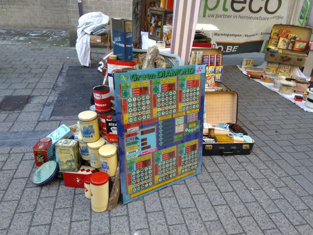 damse_feesten's tweet photo. 🌞🌞🌞 op den Dam met de meest onmogelijke spullen op de straat van retro naar elektro! #rommelmarkt #dendam2060 #damsefeesten https://t.co/lXLUJImgh7