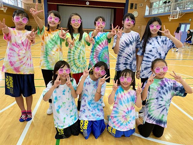 urakata_fromLS's tweet photo. 先週のぐるぐるオナベの結果。
今年のタイダイTシャツは、
こんな感じに仕上がりましたー！！
#lockshow #dance #kids #kunitachi #国立市 #キッズ #ダンス #tshirt #tiedye #タイダイtシャツ #ぐるぐる #オナベ #2019 #summer #colorful #オリジナルtシャツ https://t.co/eyQVctckGs