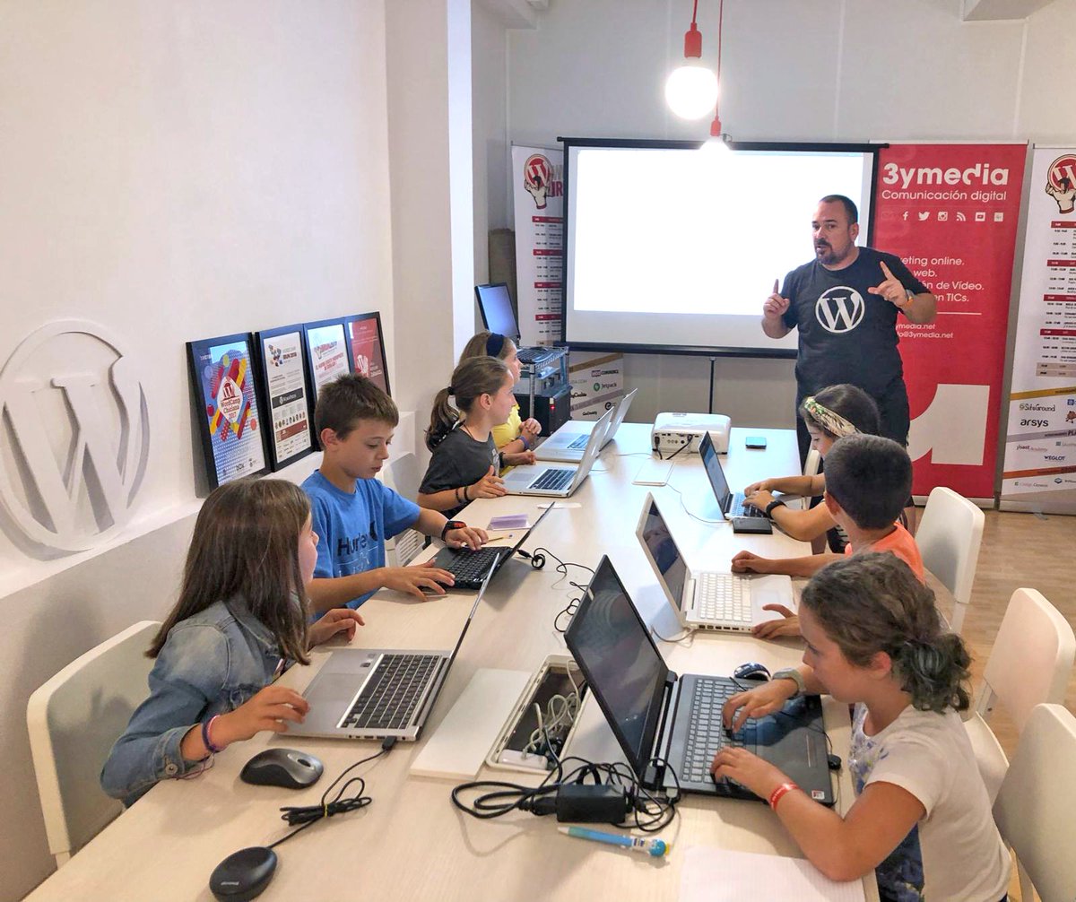 pablomoratinos's tweet photo. Segunda sesión hoy de #WP4kids en #Irun. 7 niños/as de 9 años que ya están escribiendo en su blog conocerán a #Wapuu aprenderán a subir fotos, vídeos y a tunear su tema. Va a ser un día grande para ellos/as 😃 #WordPress https://t.co/48m4bw3Meo