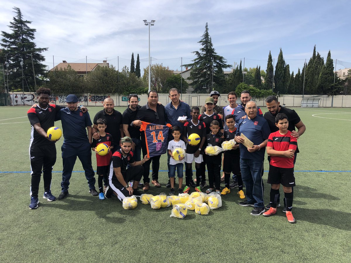 kamelchibli's tweet photo. Un beau moment de partage au club du petit Bard de Montpellier ce midi pour offrir 40 places pour le match de ce soir MHSC/NICE et grâce à Laurent Nicollin président du @MontpellierHSC 20 ballons pour l’école de foot. Accompagner nos petits clubs dans nos quartiers une priorité. https://t.co/lwm3rDJM6j