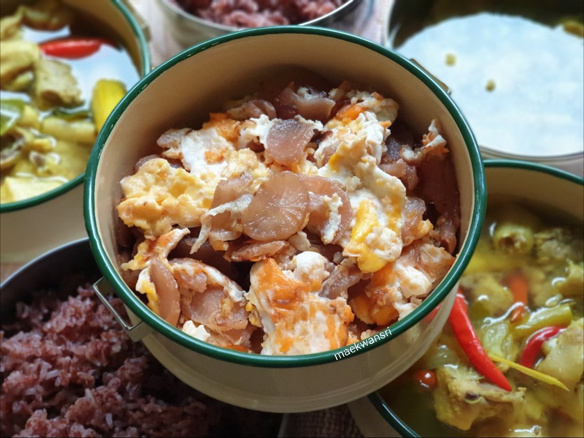 KwansriR's tweet photo. ผัดไข่หัวไชโป๊ว กับข้าวบ้านๆ ทำก็ง่าย...ทำกี่ครั้งก็อร่อย..เจียวหอมแดงให้หอมใส่หัวไชโป๊วลงไปผัดให้เข้ากัน ประมาณ3นาที ตักไว้ด้านข้างกระทะ ใส่ไข่ลงไป เกลี่ยไข่ให้แตก ตักหัวไชโป๊วกลบลงบนไข่ ปรุงรสด้วยซีอิ๊วขาว น้ำตาลเล็กน้อย ผัดให้เข้ากันจนไข่สุกดี..เสร็จแล้ว #maekwansri #เชื่อแม่ https://t.co/KnoTRcpUPX
