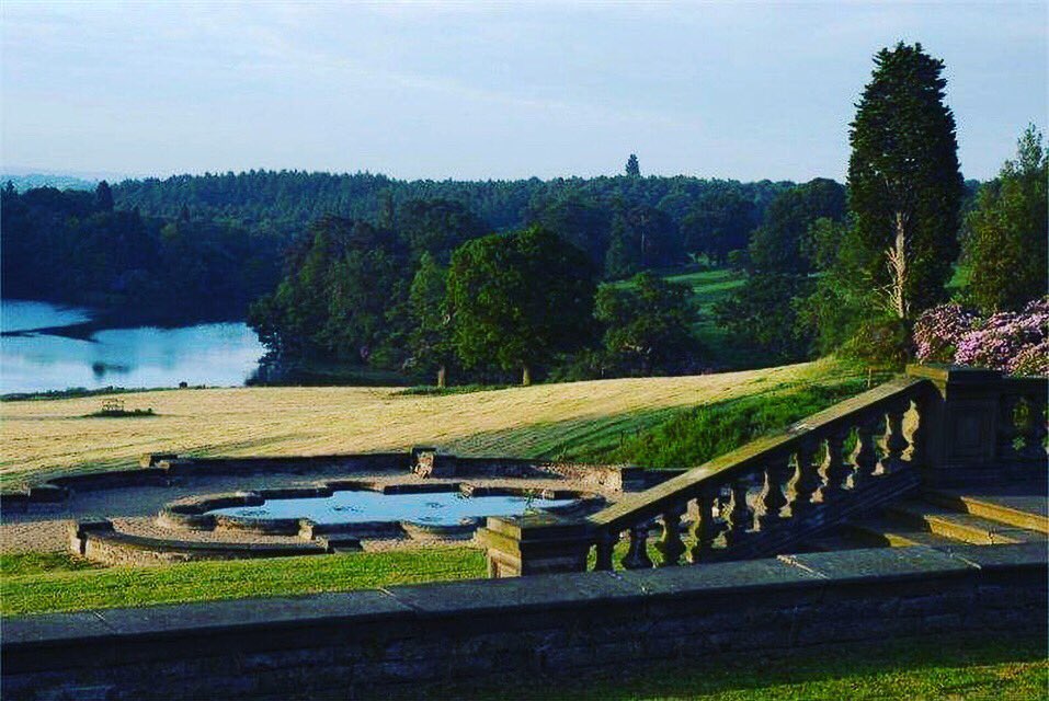 RoseDevine3's tweet photo. #TodaysOffice is the gorgeous @OsmastonPark So pleased the weather has held out for Hannah and Craig who are getting married here today.
#ashbournewedding #vintagesinger #chanteuse #weddingsinger #postmodernjukeboxsinger #pmjsinger #pmjcoverartist #jazzsinger #soulsinger https://t.co/u5WSYSwaRT