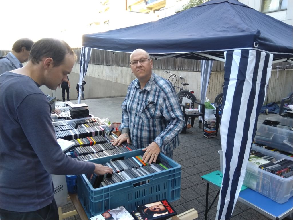 damse_feesten's tweet photo. Subiet loop ik hier nog met 50 films naar huis 😜 #rommelmarkt #damsefeesten https://t.co/JiOiUOgcbu