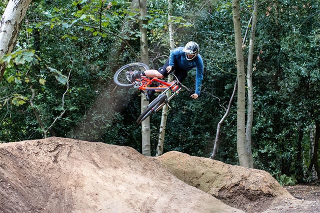 Leaning a whip out, which way do you hip?⠀
.⠀
#biketart #whip #sideways #dh #freeride #biker #cycle ift.tt/2AkL5ZX