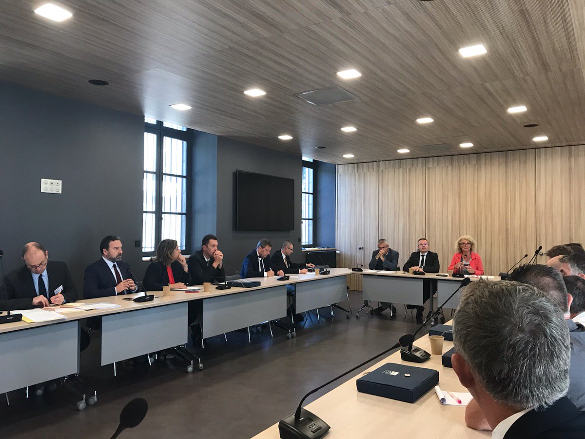 udsp37's tweet photo. Tour de table avec les #élus des SDIS, les parlementaires, les #DDSIS, les élus des #UD au #Congrès de l'Union #Regionale #Pompiers à #Vendome avec nos 2 vice présidents @dupuisbrigitte @OlivierLebreto5 et @Sophie_Auconie, députée de #Touraine https://t.co/rYXe5t5b1x